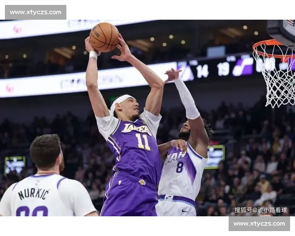 爵士对决湖人西部强强碰撞巨星较量赛季走向风云再起悬念拉满全场